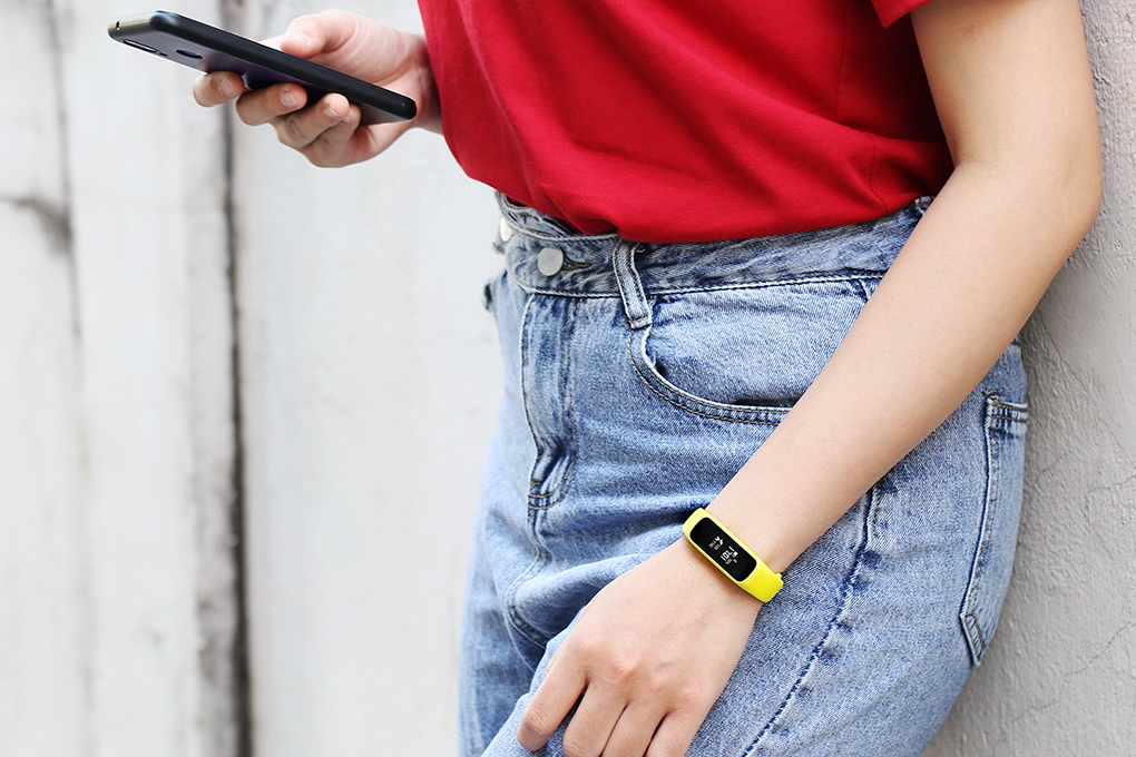 Vòng đeo tay thông minh Samsung Galaxy Fit e R375 Màu Vàng