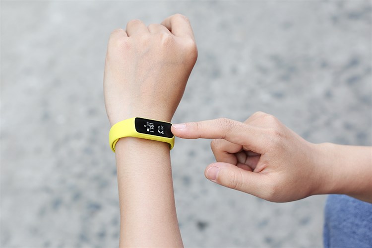 Vòng đeo tay thông minh Samsung Galaxy Fit e R375 Màu Vàng
