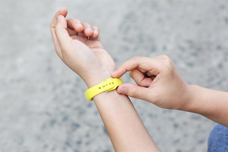 Vòng đeo tay thông minh Samsung Galaxy Fit e R375 Màu Vàng