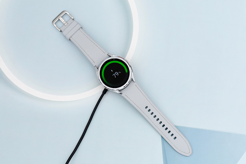 Samsung Galaxy Watch6 Classic 43mm dây silicone Màu Bạc