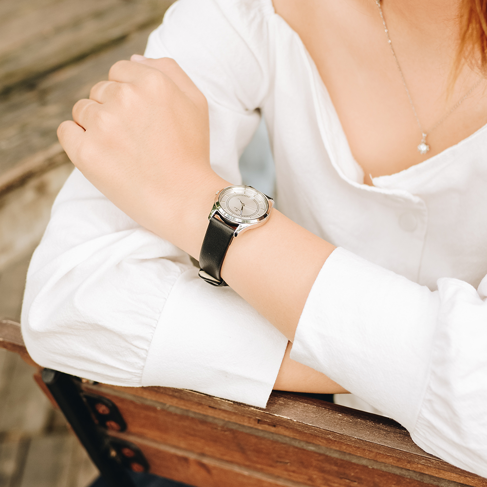 Đồng hồ TITAN 33.5 mm Nữ 2596SL02