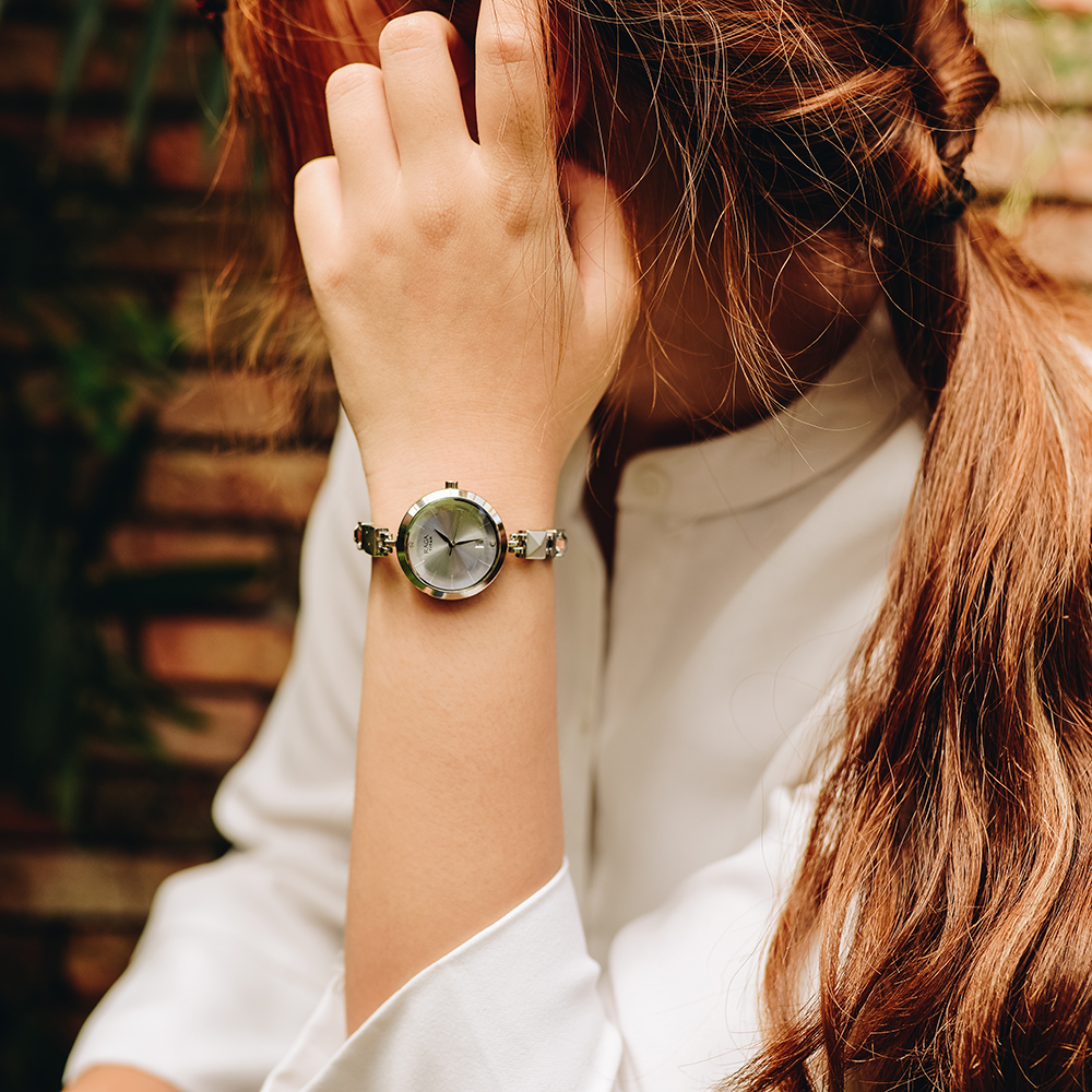 Đồng hồ TITAN 28.2 mm Nữ 2606SM01