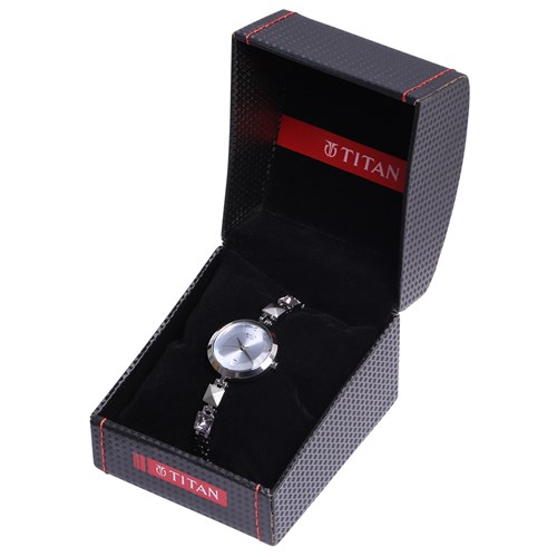 Đồng hồ TITAN 28.2 mm Nữ 2606SM01 Màu Bạc