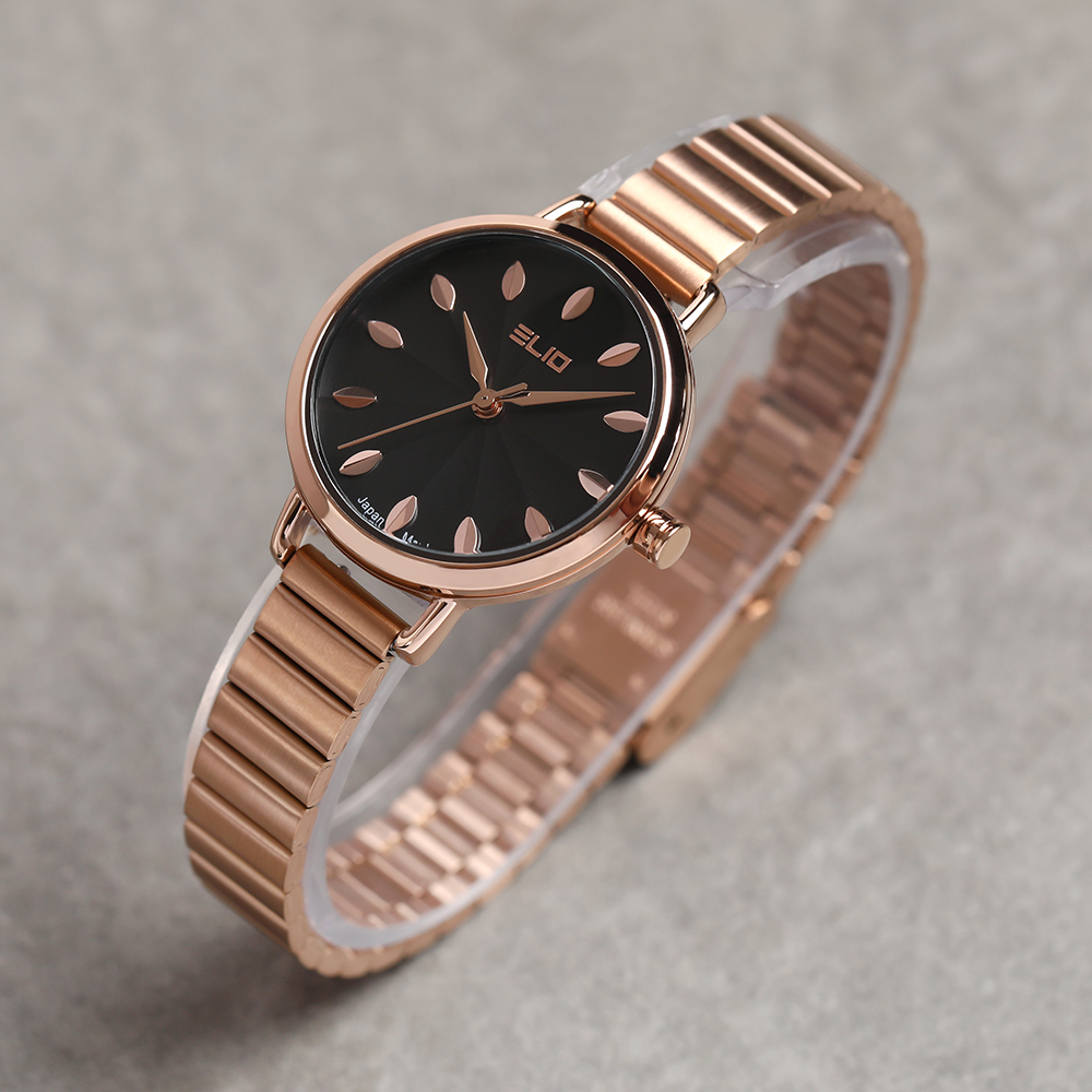 Mặt đồng hồ với họa tiết hoa tinh tế