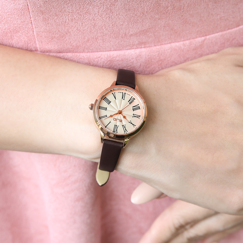 M&aacute;y c&oacute; thiết kế cổ điển với hoạ tiết số la m&atilde;