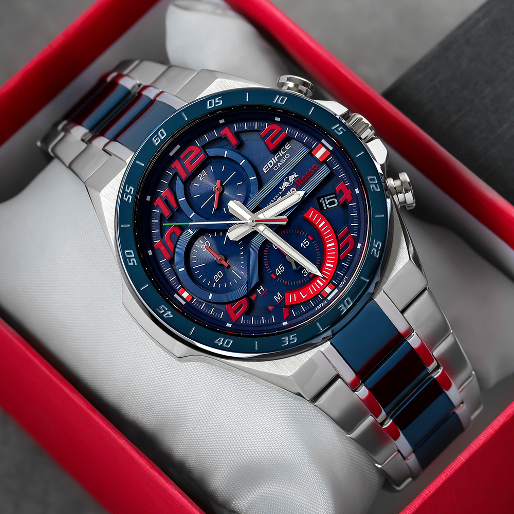 Sự kết hợp h&agrave;i h&ograve;a giữa m&agrave;u đỏ v&agrave; xanh tr&ecirc;n mặt đồng hồ