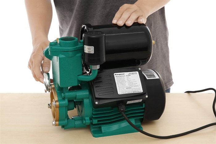 Máy bơm nước tăng áp Kangaroo KG380A 370W Màu Đen - Xanh lá