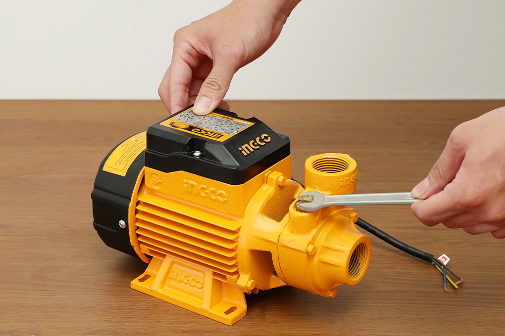Máy bơm nước đẩy cao Ingco VPM3708 370W Màu Đen - Vàng