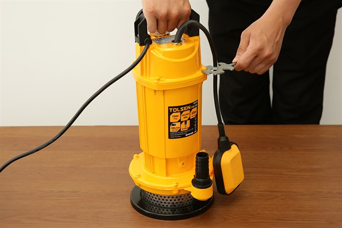 Máy bơm chìm Tolsen 79979 750W