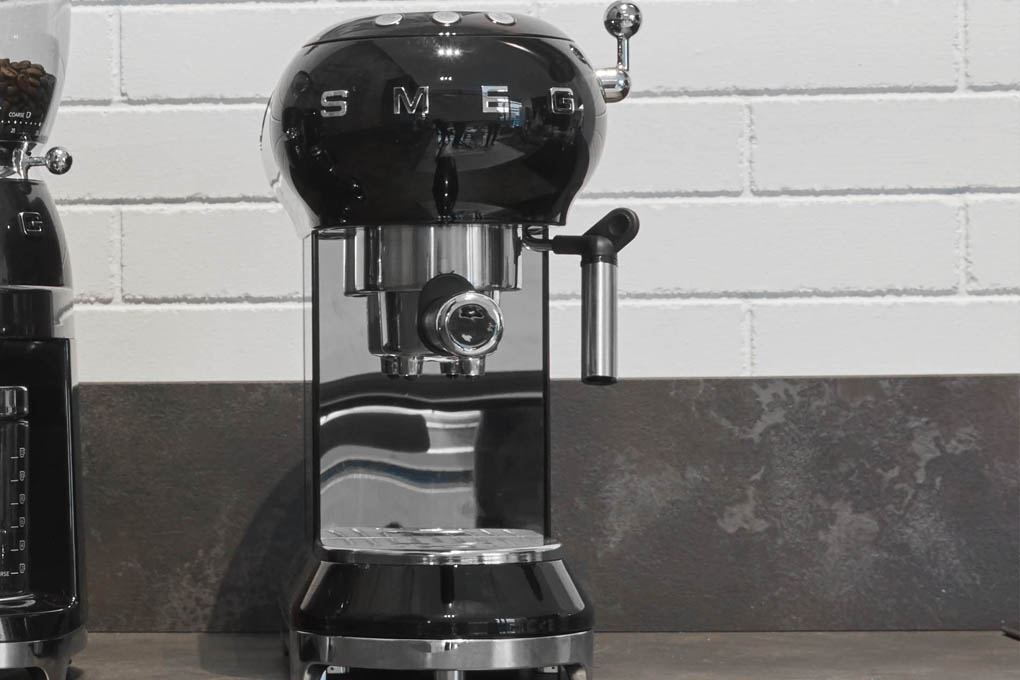 Máy pha cà phê Smeg ECF01BLEU (535.43.650) Màu Đen
