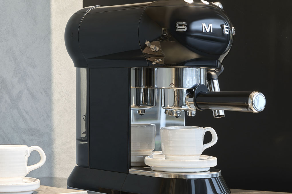 Máy pha cà phê Smeg ECF01BLEU (535.43.650) Màu Đen