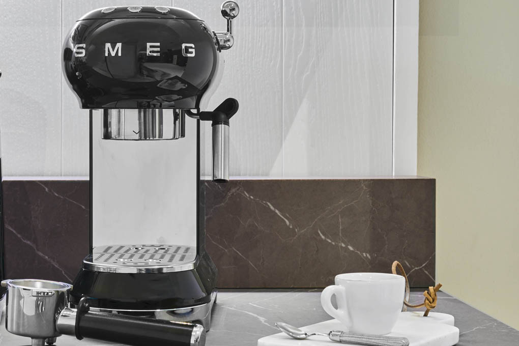 Máy pha cà phê Smeg ECF01BLEU (535.43.650) Màu Đen