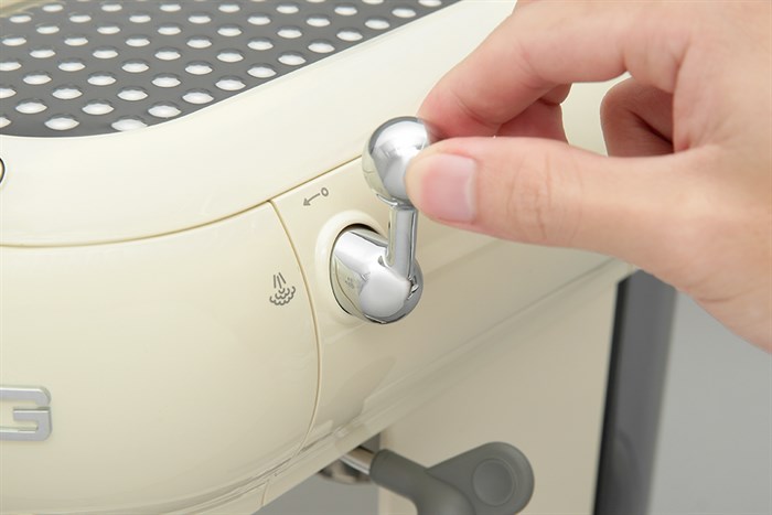 Máy pha cà phê Smeg ECF01CREU (535.43.655) Màu Kem