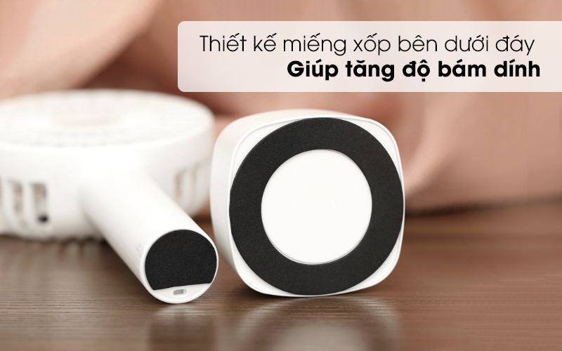 Đế có miếng xốp giúp bám chặt hơn - Quạt sạc mini Cosano CF002 Trắng