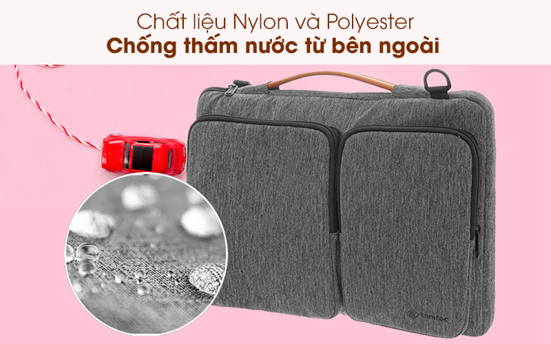 Balo, túi chống sốc Tomtoc của nước nào? Có tốt không? Có gì nổi bật? > Chất liệu vải Nylon và Polyester chống thấm nước tốt