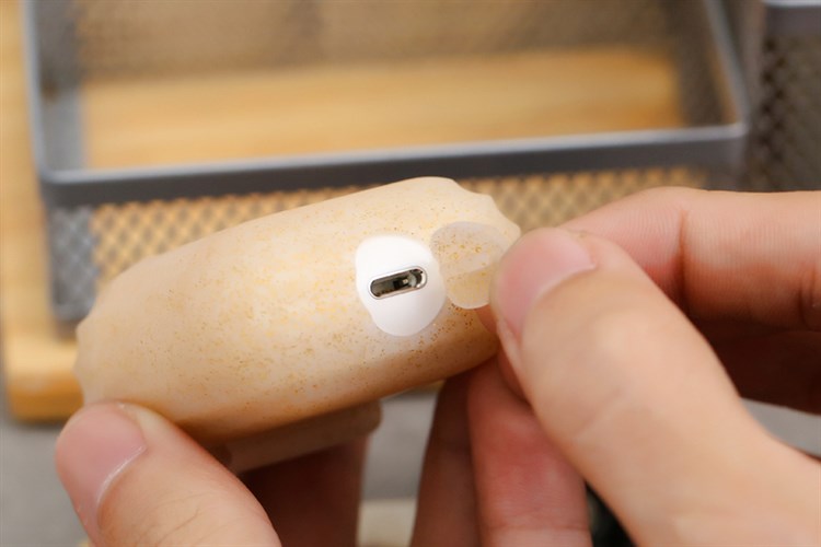 Túi đựng AirPods 1 & 2 Silicone kèm móc JM SN07 Màu Vàng