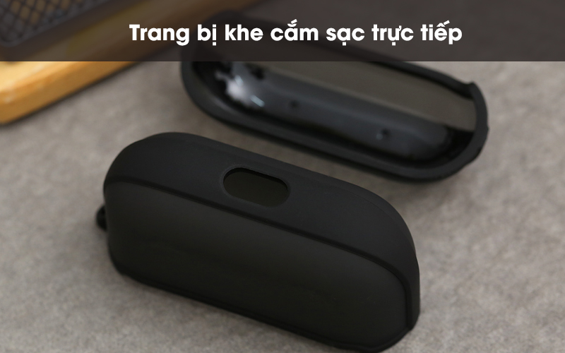 Trang bị khe cắm sạc trực tiếp - Túi đựng AirPods Pro nhựa cứng JM SP01 Đen