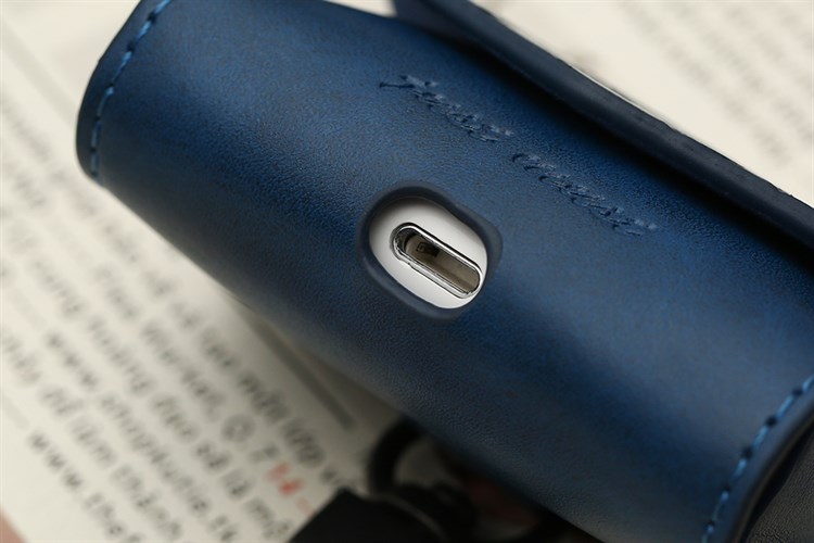 Túi đựng AirPods Pro Nhựa dẻo PU kèm móc JM PL03 Màu Xanh Navy