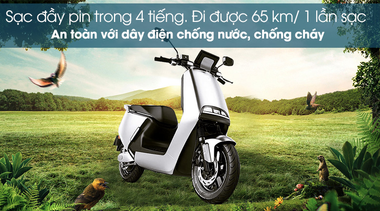 Đi được 65 km/ 1 lần sạc với pin lithium Panasonic - Xe máy điện Yadea G5 Trắng Đi được 65 km/ 1 lần sạc với pin lithium Panasonic - Xe máy điện Yadea G5