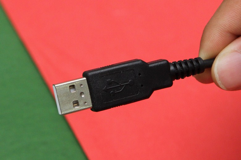 Đầu cáp USB kết nối với máy tính