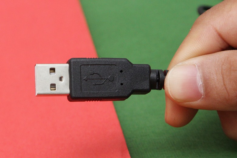 Đầu cáp USB kết nối với máy tính