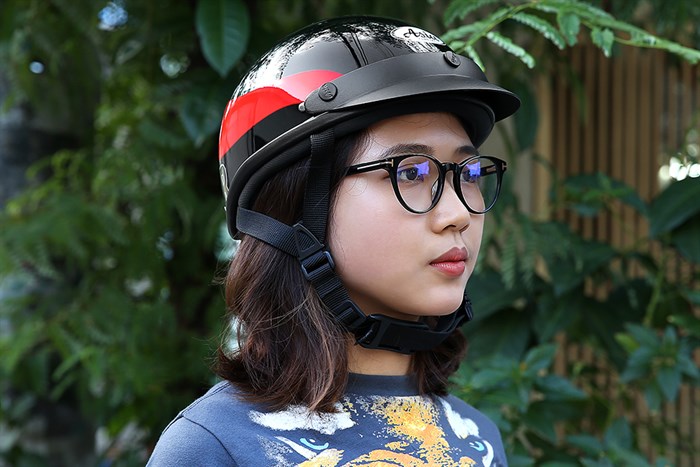 Mũ 1/2 size M Asia MT-105 đen đỏ có thiết kế cơ bản, gọn nhẹ, phù hợp cho cả nam lẫn nữ