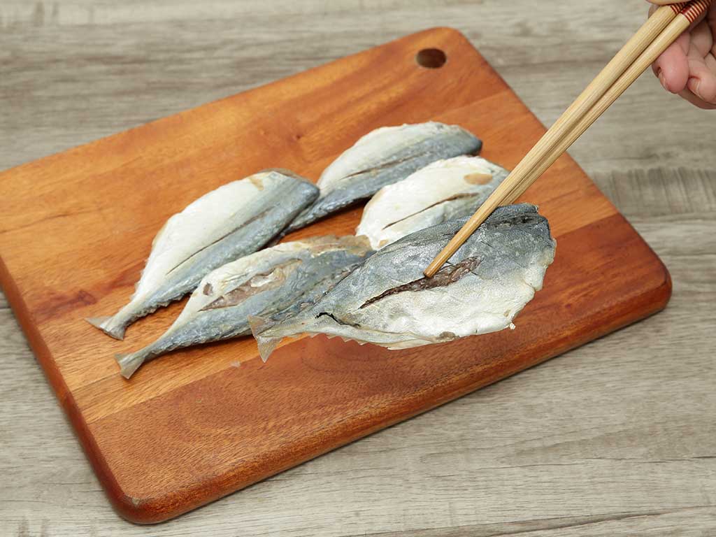 Cá bạc má 1 nắng khay 250g (4 - 7 con) 5