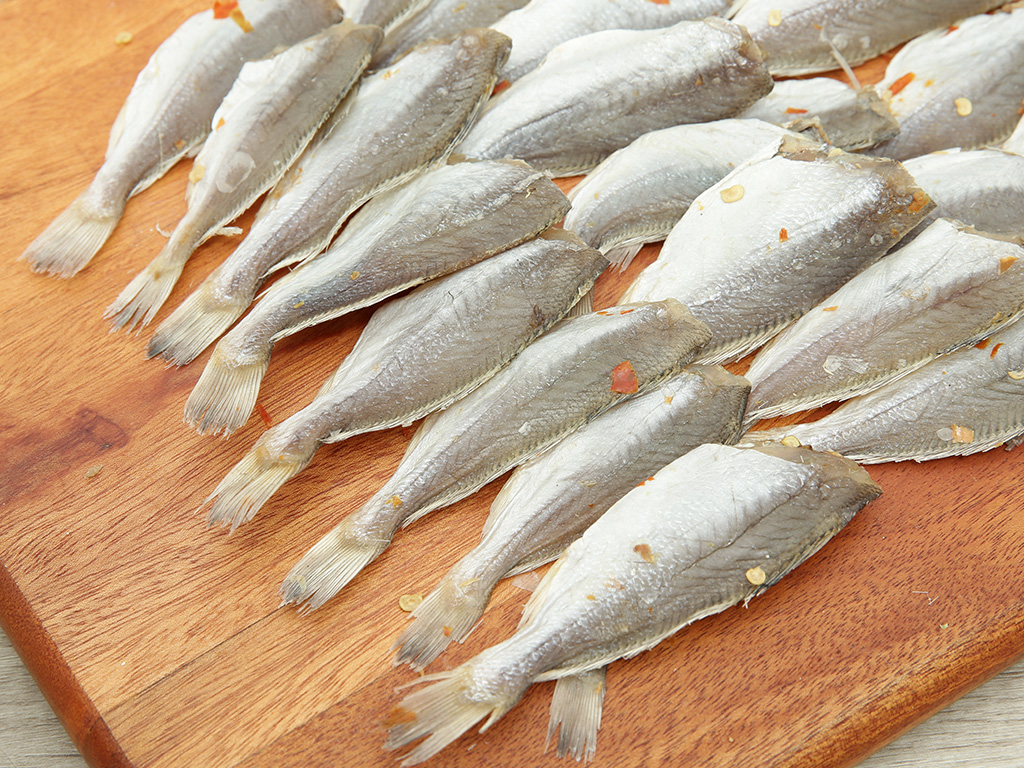 Khô cá đù sữa tẩm ớt khay 200g (30 - 36 con) 5