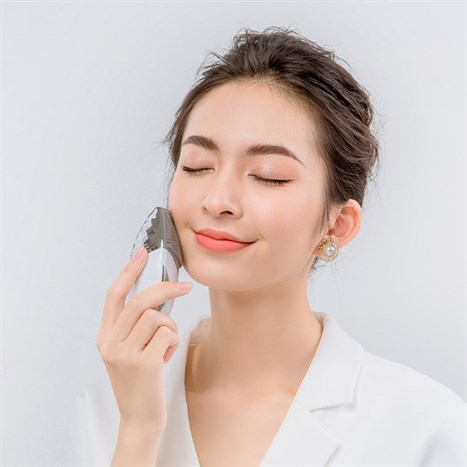 Máy rửa mặt và nâng cơ mặt Lifetrons CMD-100 Màu Trắng