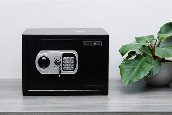 Két sắt cá nhân 14.4 lít Honeywell điện tử 5110 Màu Đen