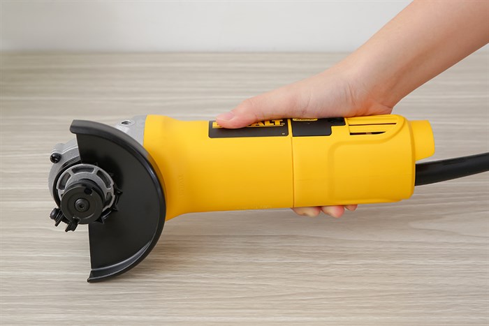 Máy mài góc Dewalt DW810B-B1 710W