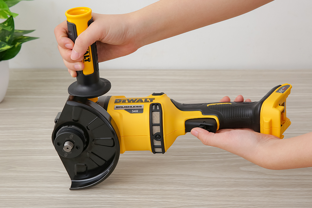 Máy mài góc dùng pin Dewalt DCG414N-XJ 54V (không kèm pin, sạc) Màu Đen - Vàng