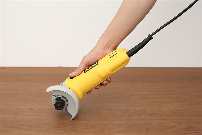Máy mài góc Dewalt DWE8100S-B1 720W