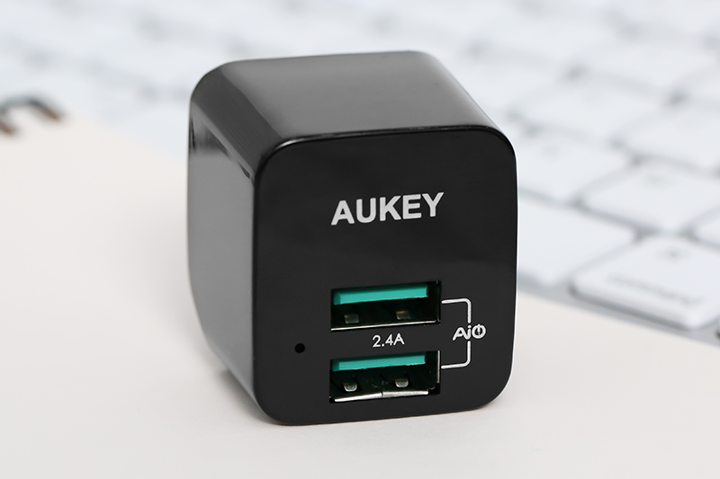 Adapter sạc 2 cổng USB 12W Aukey PA-U32 Đen