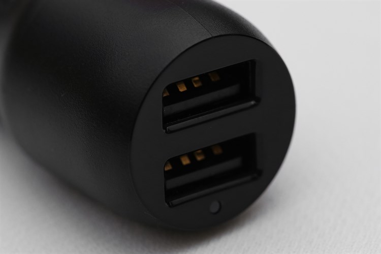Sạc xe hơi 2 cổng USB 12W Belkin CCB001 Màu Đen