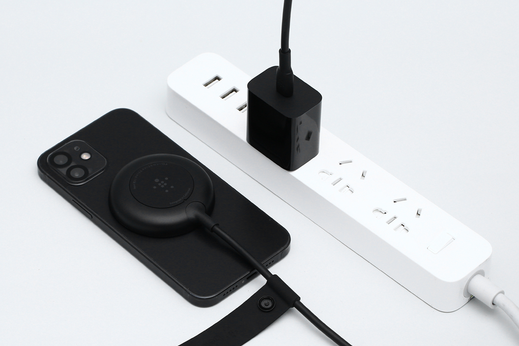 Sạc không dây Magnetic 10W Belkin WIA005 (Kèm củ sạc 20W) Màu Đen