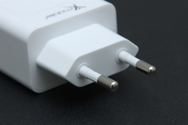 Adapter sạc 2 cổng 2.4A Xmobile TS-C067 Màu Trắng