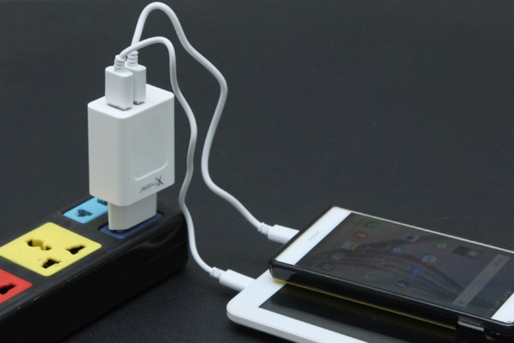 Adapter sạc 2 cổng 2.4A Xmobile TS-C067 Màu Trắng