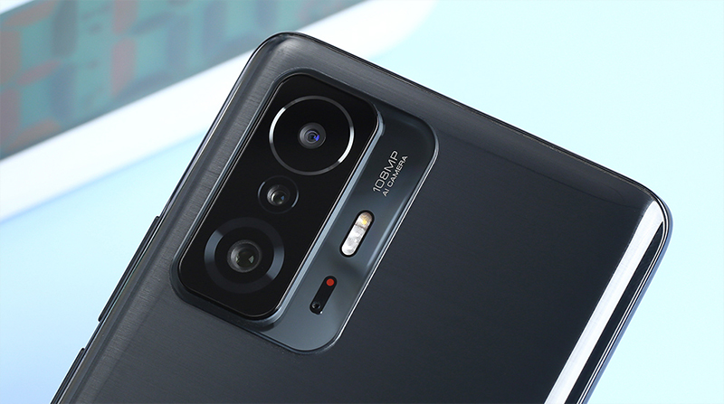 Nằm ở mặt lưng là cụm camera hình chữ nhật to, trong đó nổi bật nhất là camera chính độ phân giải 108 MP siêu nét