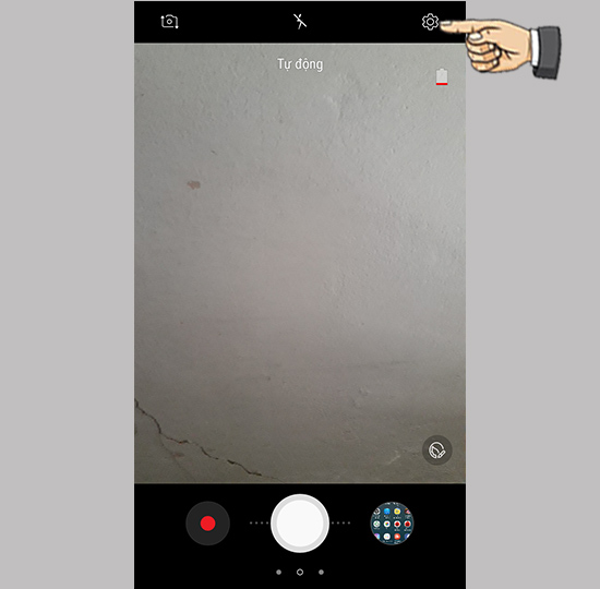 Bước 2: Chuyển chế độ camera trước và chọn biểu tượng cài đặt.