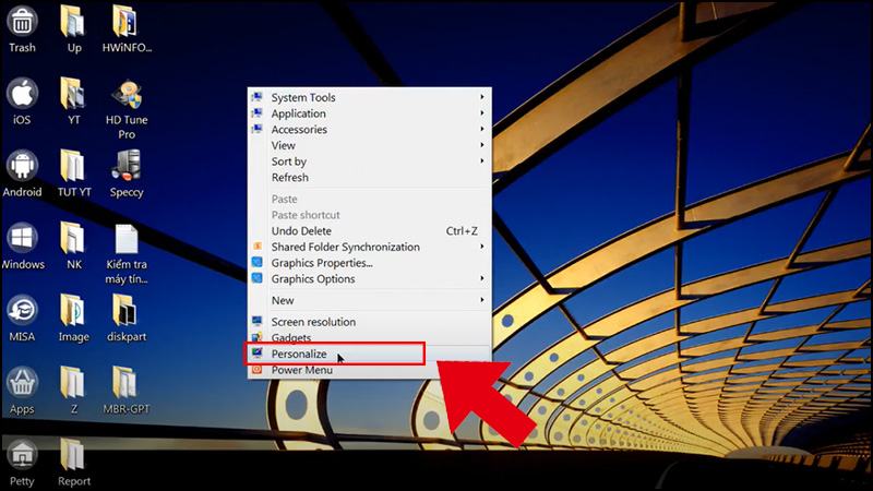  Nhấp chuột phải vào màn hình rồi chọn Personalize