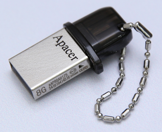 2. USB OTG 2.0 8 GB Apacer AH175 nổi bật với chiều dài chỉ bằng một nửa so với chìa khóa xe máy