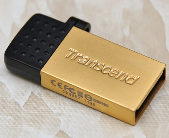 USB OTG 2.0 16 GB Transcend JetFlash 380 trang bị khả năng kháng nước mạnh mẽ