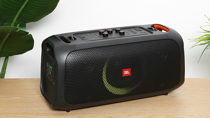 JBL Partybox On The Go thậm chí có cả dây đeo chắc chắc cùng đèn LED nhấp nháy theo nhạc