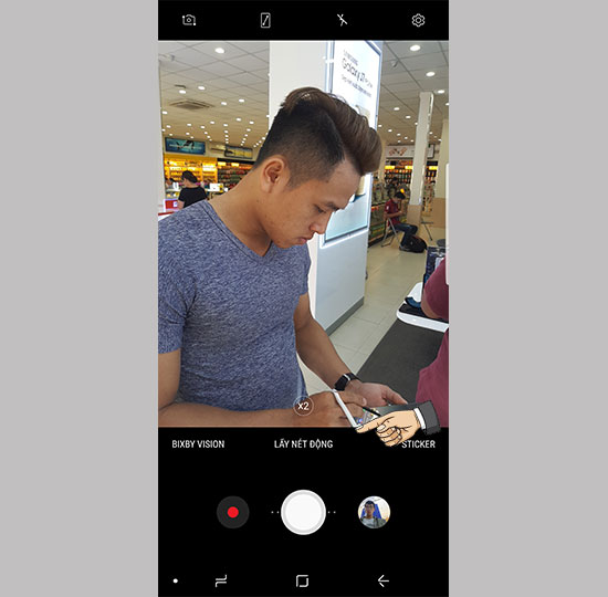 Samsung Galaxy Note 8 sẽ là sự lựa chọn tuyệt vời để bạn chụp ảnh xóa phông tuyệt đẹp. Với khả năng chỉnh sửa phông nhanh chóng và đơn giản, bạn có thể tạo ra những bức ảnh chân dung chất lượng cao nhưng vẫn giữ được sự tự nhiên. Với Note 8, làm chủ nghệ thuật của bạn là hoàn toàn có thể!