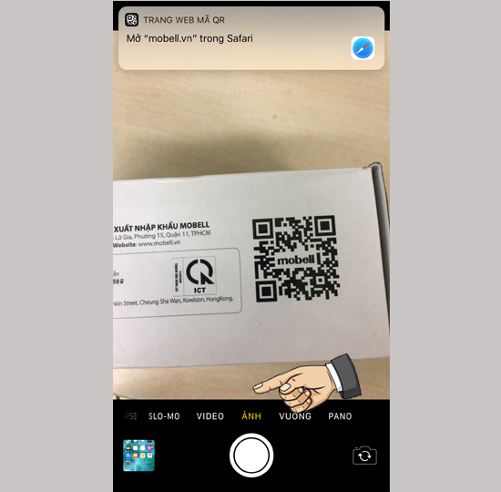 Hướng m&aacute;y ảnh đến m&atilde; QR cần kiểm tra