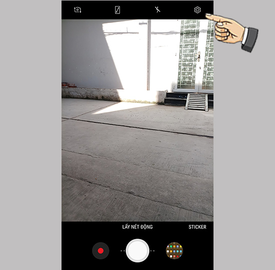 Bước 2: Chuyển qua camera trước và chọn cài đặt.