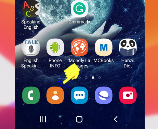 Bước 1: Đầu tiên bạn hãy vào ứng dụng Danh bạ trên màn hình chính.