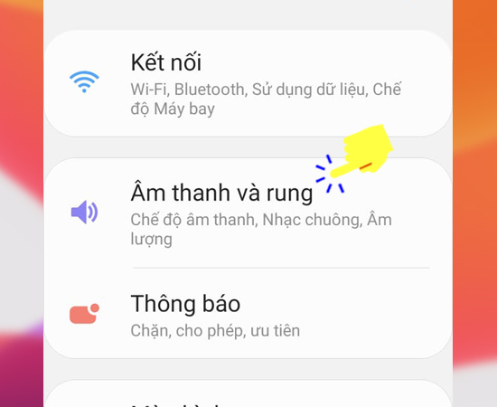 Bước 2: Tiếp theo bạn hãy chọn  Âm thanh và rung.