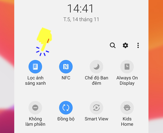 Ngoài ra bạn có thể bật tắt nhanh chế độ lọc ánh sáng xanh nhanh bằng cách trượt thanh thông báo trạng thái xuống và chọn biểu tượng chế độ lọc sáng xanh.